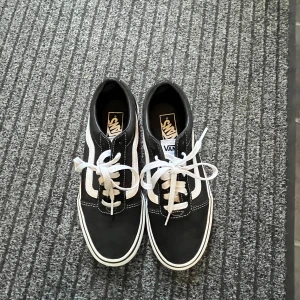 Vans Skor - Skick 9/10 Använda 2 gånger Ingen låda  Skriv vid frågor