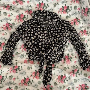 Blommig bljs - En svart knytblus med blommor från H&M i strl XS!💓