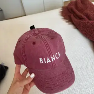 En Bianca Ingrosso keps som jag fått i en goodie bag från henne!💕 aldrig använd🫶🏻 Tror inte den går att köpa någonstans🥰 