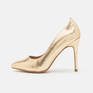 Höga klackar  - Väldigt bra skick då dem har blivit använda en gång. Säljer då jag inte kommer använda dem igen💗köpte för 500kr