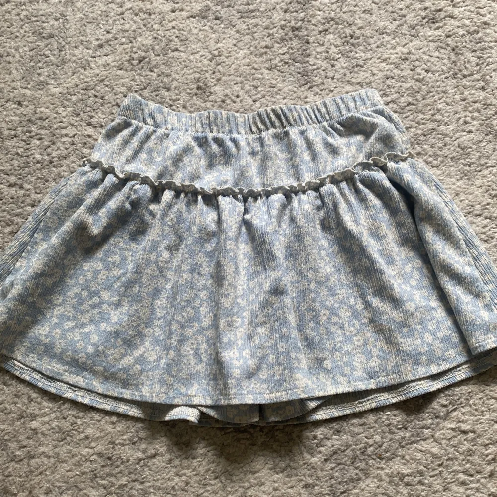 Säljer denna kjol från Zara som har blommigt mönster och inbyggda shorts. Storlek 152, 11-12år.. Hameet.