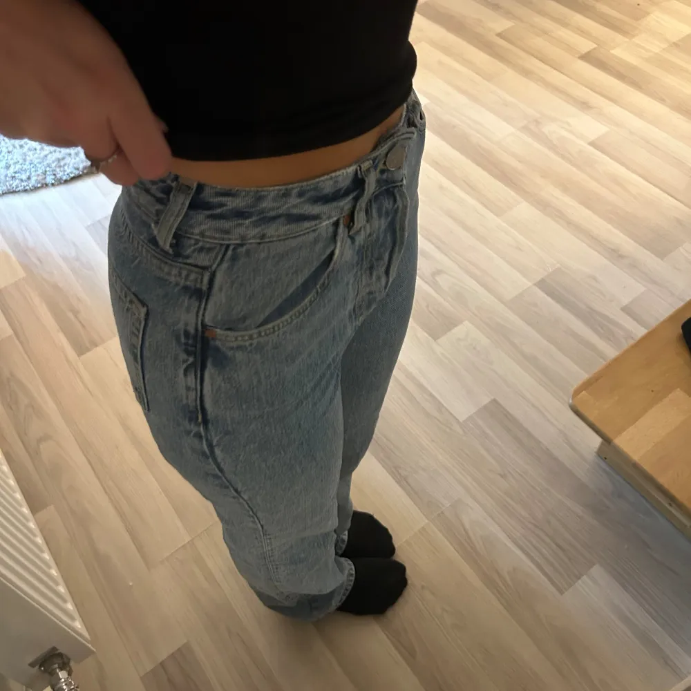 Jeans ifrån bikbok i storlek 24, säljer varan pågrund av att den inte används längre. Bra skick och knappt nått slitage.  Hör av dig för mer bilder . Jeans & Byxor.