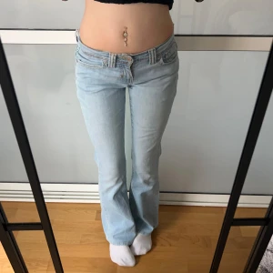 Lågmidjade Bootcut jeans Levis  - Super snygga jeans från Levis, står ingen storlek men skulle säga w25-w26/xs. Innerbenslängd: 77midjemått::35-37 x2. Köp sker via köp nu, jag postar inom 24h. Kvar tills markerad såld 