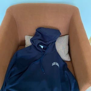 Les deluxe hoodie - Mörkblå les deluxe hoodie i nyskick. 