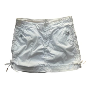 y2k vintage 2000s mini kjol - mini kjol från gammal h&m. Justerbara snören på sidorna. Storlek 38 men skulle säga passar en 36 oxå. 🩷