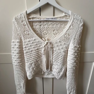 Somrig blus - En beige- vit sommar kofta från zara, knuten där fram, passar alla från S-M