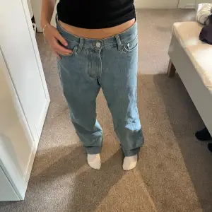 Schyssta blåa jeans från Sweet Skateboards, rätt välanvända därav märke från grönska på ena benet. I storlek 26, säljer då det inte är min stil längre men var mina favoriter förut💕