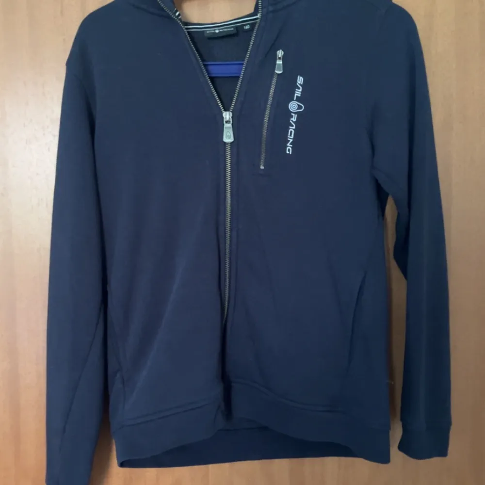 Säljer min mörkblåa Sail racing hoodie köpt från förra året den är i bra skick storlek 160 till 166 cm . Hoodies.