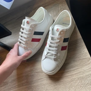 Moncler skor - Moncler skor som jag ärvt av min morfar. På grund av att jag inte vet mycket om dessa säljer jag dem till ett riktigt bra pris!