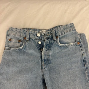 Jeans  - Säljer dessa Jeans ifrån zara, passar xs och är uppsydda till en som är runt 162❤️sitter bra vid låren och blir som bootcut 