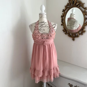 Rosa klänning - Rosa vintage klänning med volang och söta detaljer som knyts i midjan, passar storlek s-m 💞