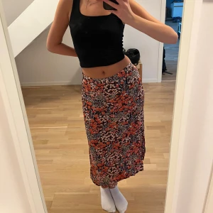 Blommig kjol - Jätte söt mid kjol, matrialet är lite som satin. Jag har den lågmidjat och bär vanligtvis storlek 36💕 Är 175 cm lång