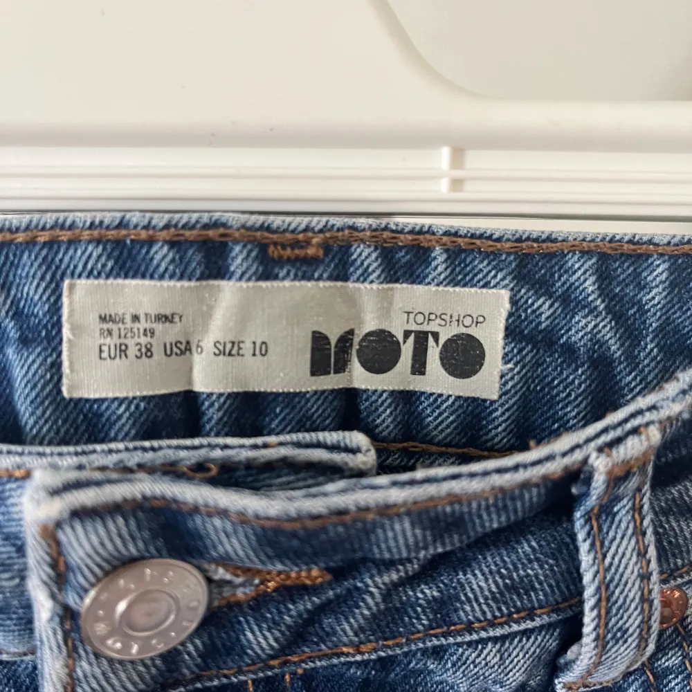 Säljer en trendig jeanskjol från Topshop! Denna snygga kjol är i perfekt skick och är i storlek 38. Den passar bekvämt och är redo att bli en favorit i din garderob. Priset är endast 80 kr. En fantastisk deal för en högkvalitativ kjol! . Kjolar.