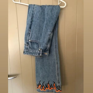 byxor - Ny, använd en gång Byxorna är i mycket bra skick. 