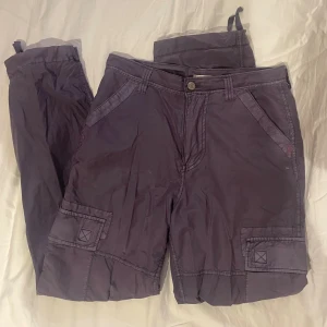 Lila cargos💜 - Ett par ascoola mörklila cargo-byxor från Urban Outfitters. Använda ett fåtal gånger men nästintill helt oanvända. Skriv om du har frågor! 💜
