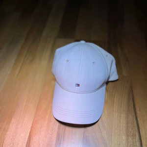 Beige Tommy Hilfiger keps / justerbar - Har använt den 1 gång, säljer den eftersom jag inte använder den. BUDBAR