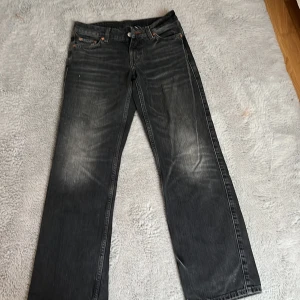 Svart gråa weekday jeans - Weekday jeans i färgen svart med lite gråa ränder på.  10/10 skick Storlek 26