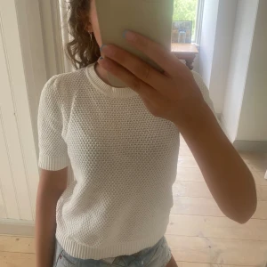 Tröja - Säljer en form av stickad tröja. Har använt några gånger men är i bra skick!  Storlek Xs men passar S