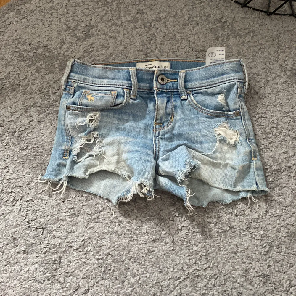 Jätte fina jeansshorts från abercrombie💕 bra skick och knappt använda. Pris kan diskuteras💘. Shorts.