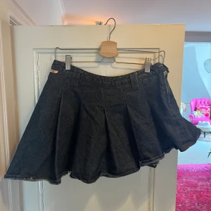 Lågmidjad jeanskjol - Lågmidjad jeanskjol från Ichi Jeans i S