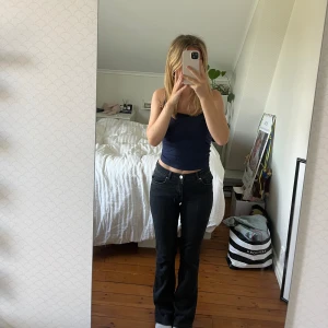 Bootcut jeans - Köpta på bikbok förra året. Säljer då jag inte använder. Dom är i storlek 31/s. Köpta för 699kr