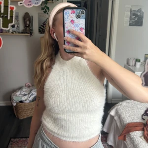 Halterneck topp - Säljer denna jättefina topp jag köpt från sellpy, använd 1 gång av mig!! Köparen betalar för frakten och katt finns i hem 🏡 