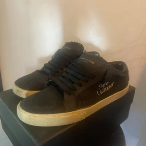 saint laurent skor - tjena säljer nu mina saint laurent skor som är väldigt snygga. skick 7/10 hör av er vid funderingar! 