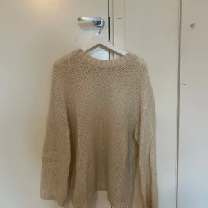 Stickad tröja med djup rygg - Oanvänd, nyskick.