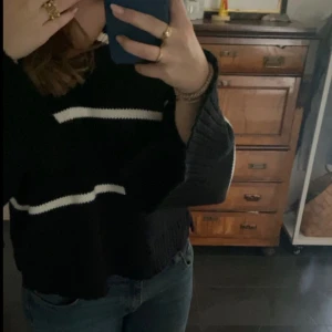 Stickad tröja  - Ribbstickad tröja me vita ränder. Vida armar med slits. 💗