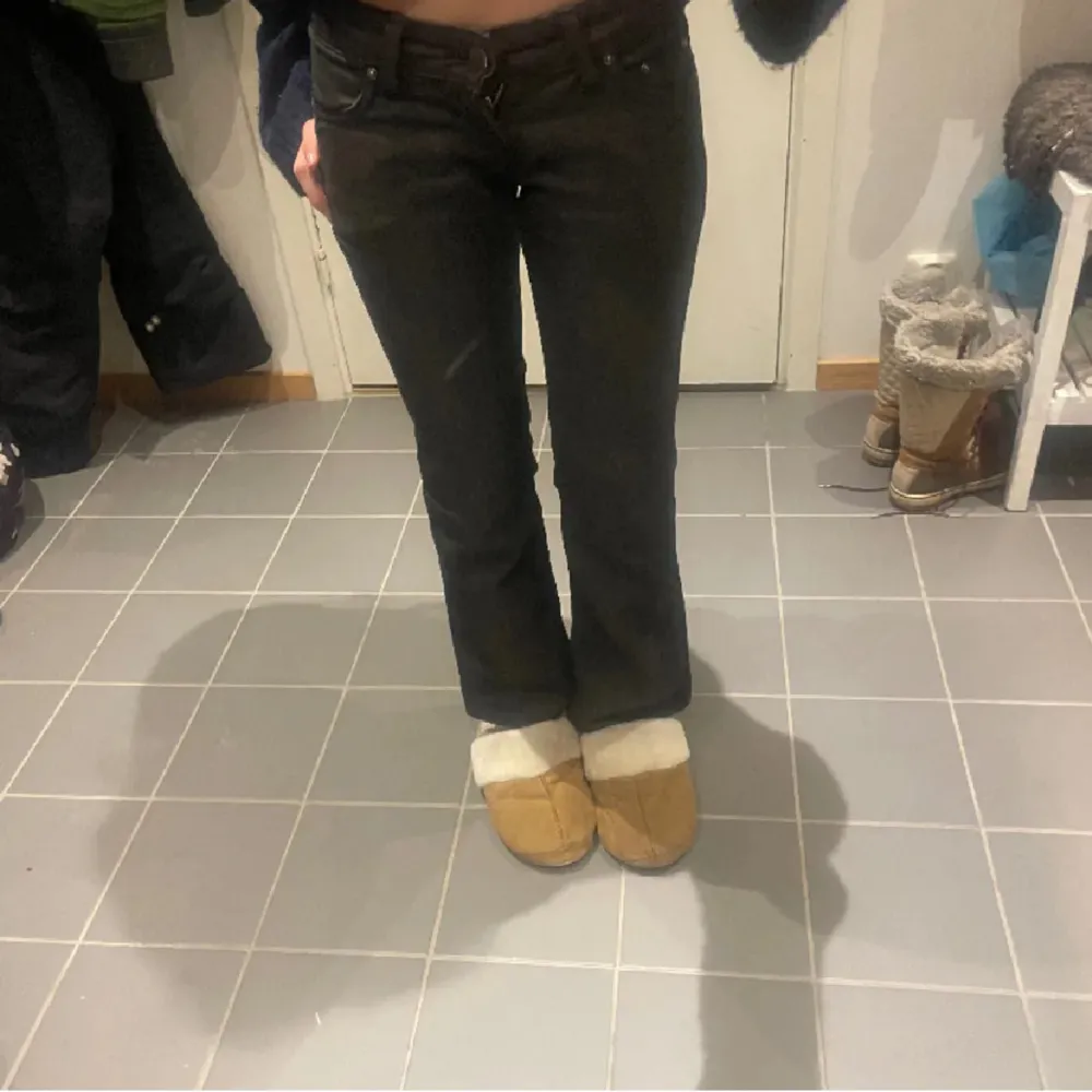 Jättefina svarta jeans som tyvärr är för små för mig, köpte dom på Plick så nu säljer jag vidare!! Det står Y11 på lappen och det är ungefär 146-152 i barnstorlek. Den första bilden är lånad🙌. Jeans & Byxor.