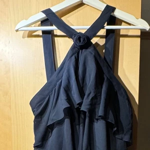 VMFELICIA långklänning - Långklänning från Felicias kollektion med Vero Moda. Oanvänd så klänningen är i nyskick, prislappen sitter kvar. 