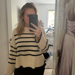 Randig stickad tröja - Randig stickad tröja från Bershka. I princip aldrig använd så i mycket bra skick💕