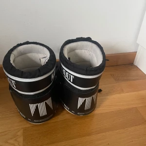 Moon boots skor  - Nu säljer jag mina vinter skor då dom är för små, inte använda jätte många gånger,dom har lite märken på sig,  skick 6/10! Säljer dom för 400kr priset kan diskuteras vid snabbt köp (dom som köper betala även för frakt )!! 