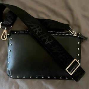 Carin Wester Väska - Väska i utmärkt skick. Passar perfekt som daglig väska eller till fest. Det tjocka bandet är supersnyggt. 🖤