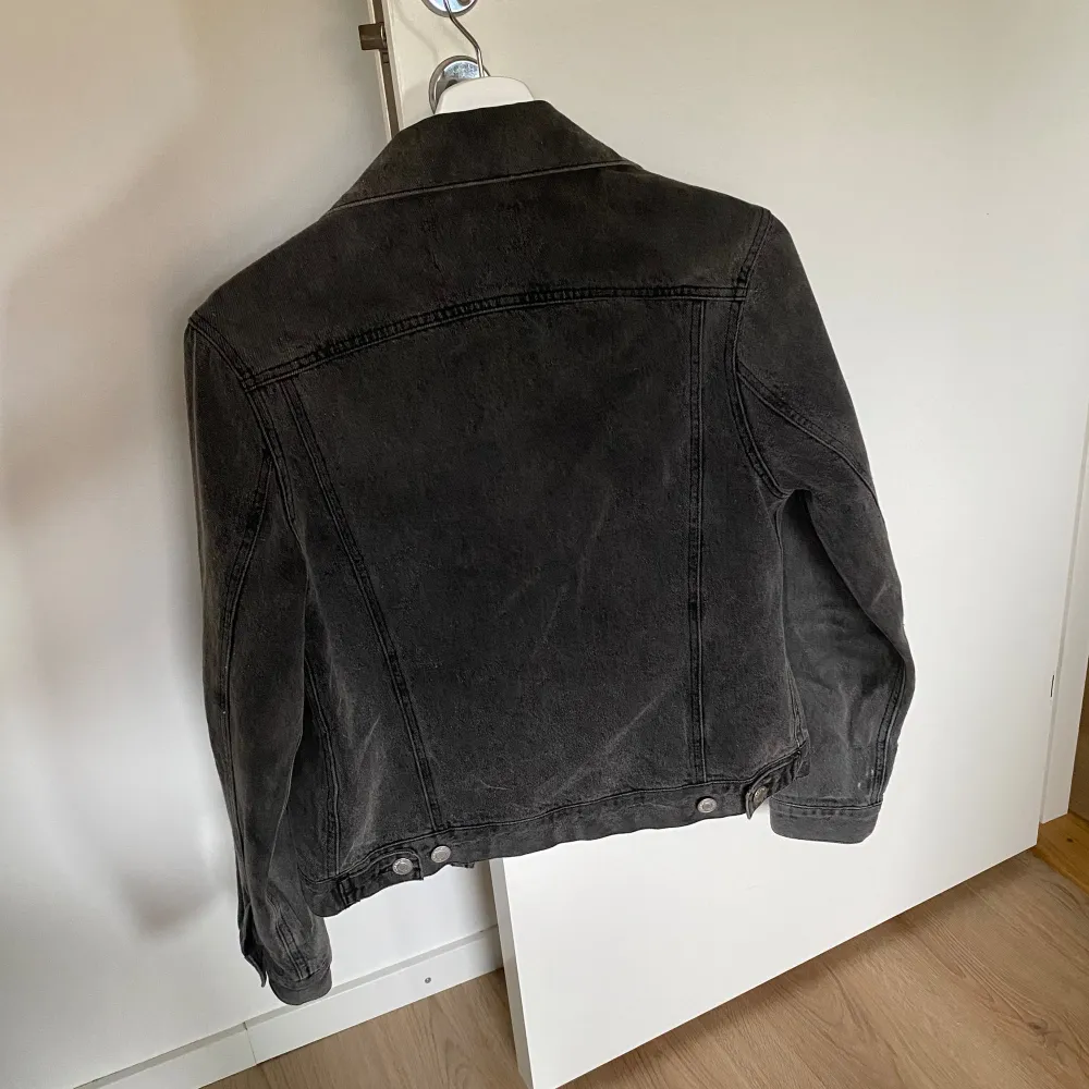 Mörkgrå/svart jeansjacka i bra skick🤍. Takit.