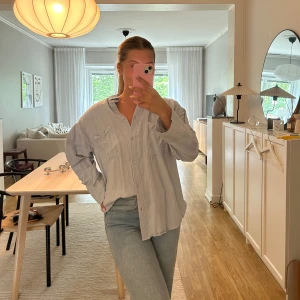 Linneskjorta - Fin ljusblå linneskjorta från H&M💙Aldrig använd! Storlek S!