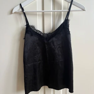 En pyjamas i siden stl: xs  - En fin pyjamas i siden matrial med snygga spets detaljer, använd fåtal gånger, justerbara axelband.