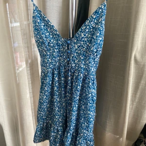 Blå blommig klänning  - Klänning från Shein Stl. S