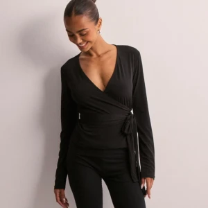 Wrap tie top🩷 - Säljer en jätte fin wrap top från Gina tricot, den är aldrig använd och har lappen kvar. Säljer pga för liten för mig.