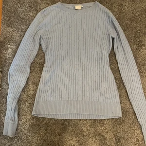 Ljus blå tröja från club Xprs - Storlek:xs 