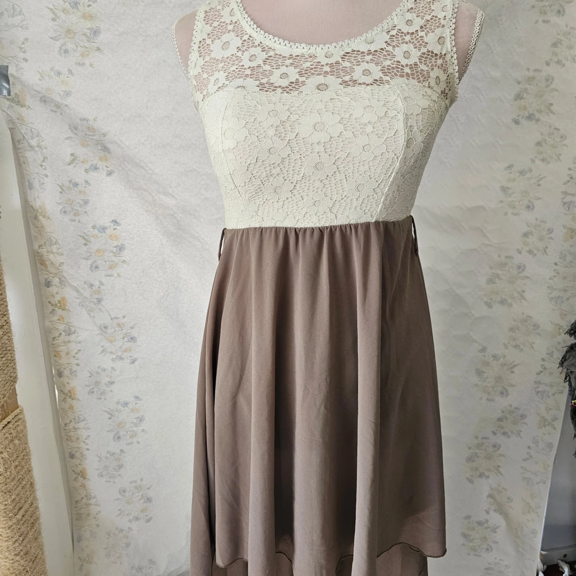 Beige och vit klänning med spetsdetaljer