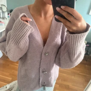 Stickad kofta  - Stickad kofta, lite nopprig