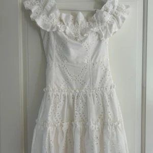 Off shoulder klänning  - Supergullig off shoulder klänning i vit från Zara💕🫶🏻