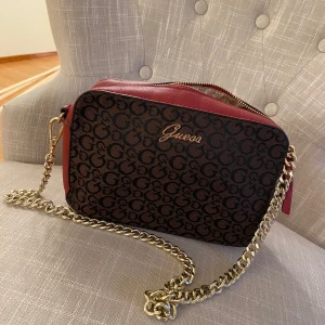 Guess väska - Guess väska, i mycket fin skick. 