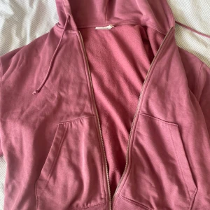 Zip up hoodie - Rosa hoodie från weekday med dragkedja! strlk S 🌸🩷