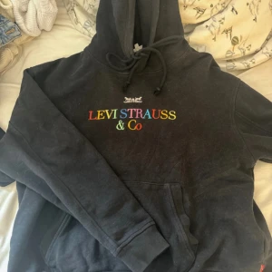 Levis hoodie  - Säljer pga att den inte kommer till användning 