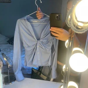 blå skjorta från zara - säljer den för ja inte använder så mycket längre men den är i väldigt bra skick 