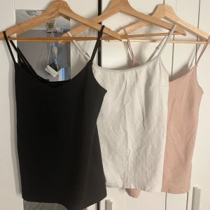 3 linnen !!läs nedanför!! - Säljer 3 linnen i storlek XL, M. Från lager och THE ESSENTIALS. Köp alla för 80kr eller skriv privat för att köpa ett linne för 25kr. Skriv privat för frågor och funderingar!💕