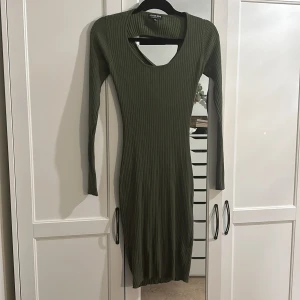 Klänning  - Typ knälång