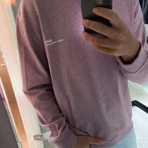 A.P.C hoodie - Aldrig använd pga för stor. Storlek XL. Skönt material. 10/10 skick. Vill bli av med så kan gå ner i pris vid snabb affär. Nypris över 1800 i Paris. 